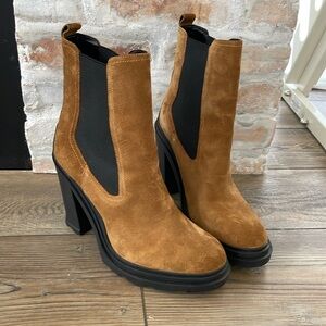 Marc Fischer Ramio Chelsea boot. Worn once. Excellent condition. Size 9